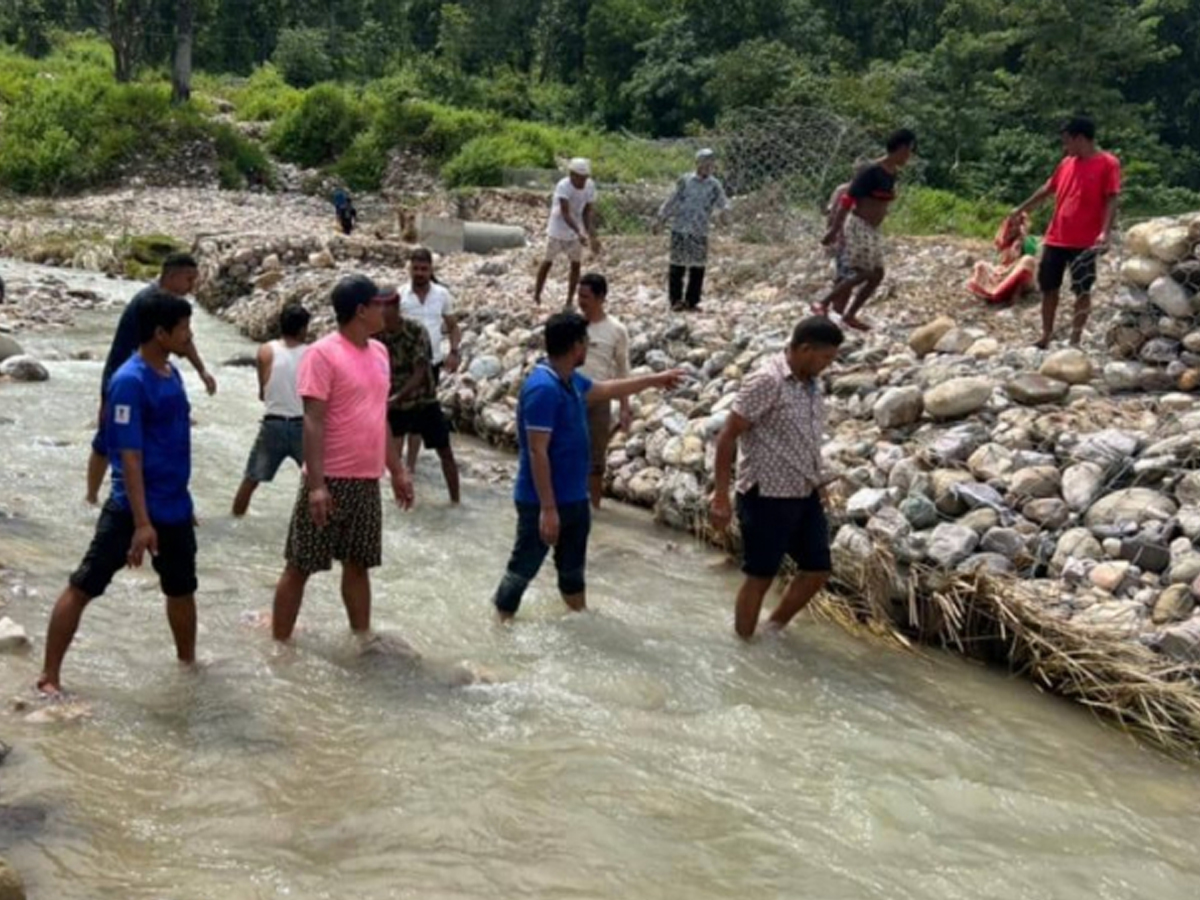 डडेल्धुराको परशुरामका मेयर जोशी तटबन्ध निर्माणमा जुटे 